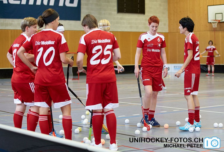 Testspiel zwischen den Damen A Nationalmannschaften Golden Girls - Damen A-Nati 
Resultat 6 : 3 am 16. Mai 2015 in der Sporthalle Ruebisbach in Kloten
Bild: Michael Peter
