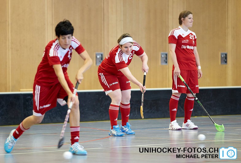 Testspiel zwischen den Damen A Nationalmannschaften Golden Girls - Damen A-Nati 
Resultat 6 : 3 am 16. Mai 2015 in der Sporthalle Ruebisbach in Kloten
Bild: Michael Peter