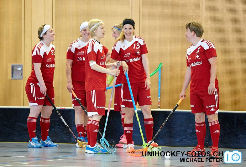 Testspiel zwischen den Damen A Nationalmannschaften Golden Girls - Damen A-Nati 
Resultat 6 : 3 am 16. Mai 2015 in der Sporthalle Ruebisbach in Kloten
Bild: Michael Peter