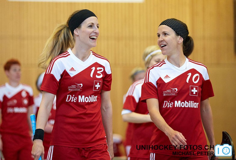 Testspiel zwischen den Damen A Nationalmannschaften Golden Girls - Damen A-Nati 
Resultat 6 : 3 am 16. Mai 2015 in der Sporthalle Ruebisbach in Kloten
Bild: Michael Peter