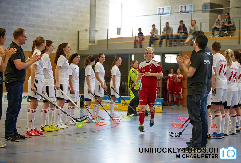 Testspiel zwischen den Damen A Nationalmannschaften Golden Girls - Damen A-Nati 
Resultat 6 : 3 am 16. Mai 2015 in der Sporthalle Ruebisbach in Kloten
Bild: Michael Peter