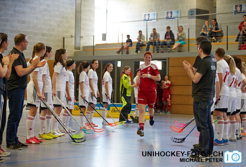 Testspiel zwischen den Damen A Nationalmannschaften Golden Girls - Damen A-Nati 
Resultat 6 : 3 am 16. Mai 2015 in der Sporthalle Ruebisbach in Kloten
Bild: Michael Peter