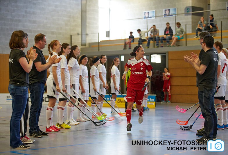 Testspiel zwischen den Damen A Nationalmannschaften Golden Girls - Damen A-Nati 
Resultat 6 : 3 am 16. Mai 2015 in der Sporthalle Ruebisbach in Kloten
Bild: Michael Peter