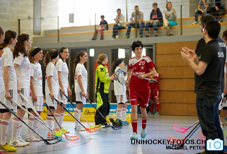 Testspiel zwischen den Damen A Nationalmannschaften Golden Girls - Damen A-Nati 
Resultat 6 : 3 am 16. Mai 2015 in der Sporthalle Ruebisbach in Kloten
Bild: Michael Peter