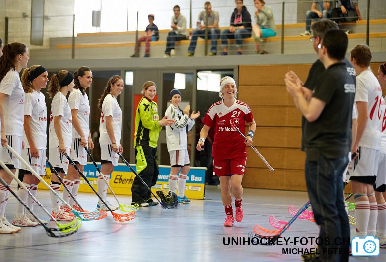 Testspiel zwischen den Damen A Nationalmannschaften Golden Girls - Damen A-Nati 
Resultat 6 : 3 am 16. Mai 2015 in der Sporthalle Ruebisbach in Kloten
Bild: Michael Peter
