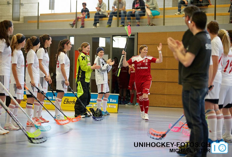 Testspiel zwischen den Damen A Nationalmannschaften Golden Girls - Damen A-Nati 
Resultat 6 : 3 am 16. Mai 2015 in der Sporthalle Ruebisbach in Kloten
Bild: Michael Peter