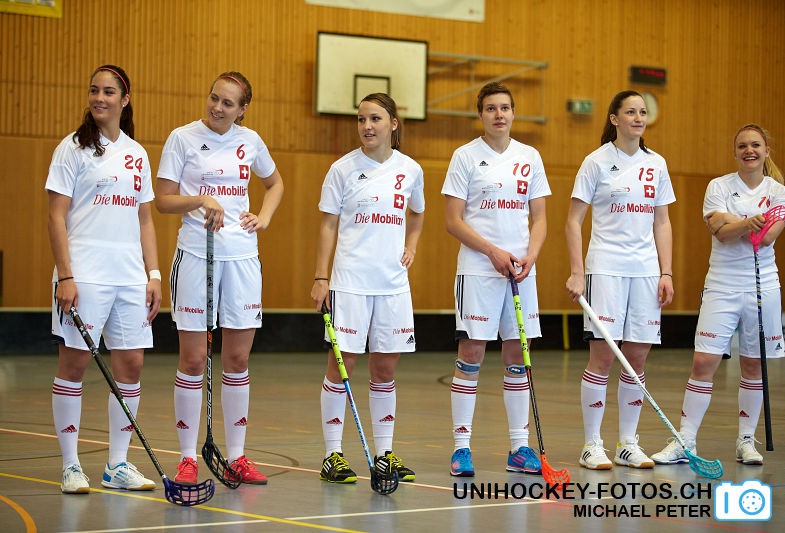 Testspiel zwischen den Damen A Nationalmannschaften Golden Girls - Damen A-Nati 
Resultat 6 : 3 am 16. Mai 2015 in der Sporthalle Ruebisbach in Kloten
Bild: Michael Peter