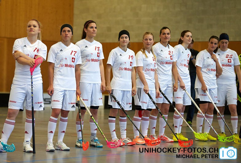 Testspiel zwischen den Damen A Nationalmannschaften Golden Girls - Damen A-Nati 
Resultat 6 : 3 am 16. Mai 2015 in der Sporthalle Ruebisbach in Kloten
Bild: Michael Peter