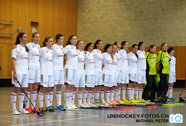Testspiel zwischen den Damen A Nationalmannschaften Golden Girls - Damen A-Nati 
Resultat 6 : 3 am 16. Mai 2015 in der Sporthalle Ruebisbach in Kloten
Bild: Michael Peter