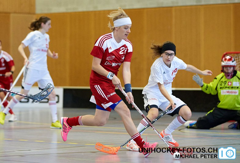 Testspiel zwischen den Damen A Nationalmannschaften Golden Girls - Damen A-Nati 
Resultat 6 : 3 am 16. Mai 2015 in der Sporthalle Ruebisbach in Kloten
Bild: Michael Peter