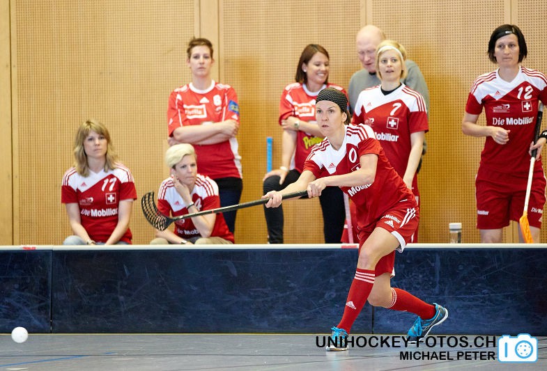 Testspiel zwischen den Damen A Nationalmannschaften Golden Girls - Damen A-Nati 
Resultat 6 : 3 am 16. Mai 2015 in der Sporthalle Ruebisbach in Kloten
Bild: Michael Peter