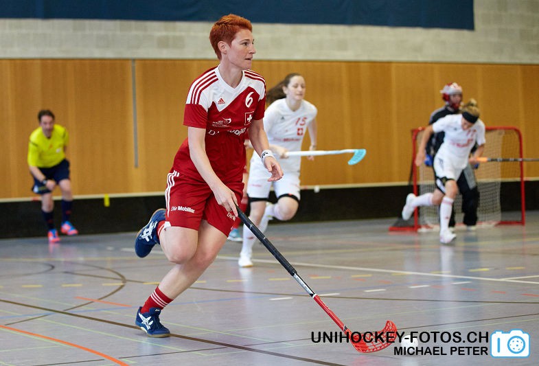 Testspiel zwischen den Damen A Nationalmannschaften Golden Girls - Damen A-Nati 
Resultat 6 : 3 am 16. Mai 2015 in der Sporthalle Ruebisbach in Kloten
Bild: Michael Peter