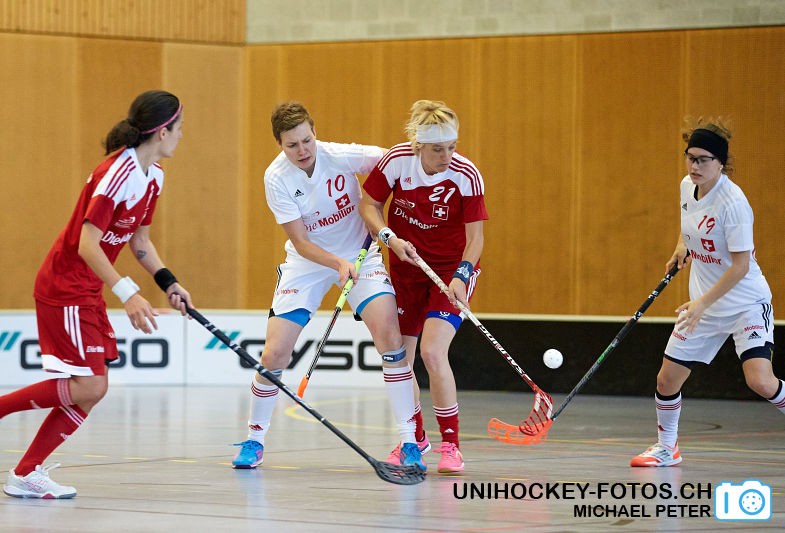 Testspiel zwischen den Damen A Nationalmannschaften Golden Girls - Damen A-Nati 
Resultat 6 : 3 am 16. Mai 2015 in der Sporthalle Ruebisbach in Kloten
Bild: Michael Peter