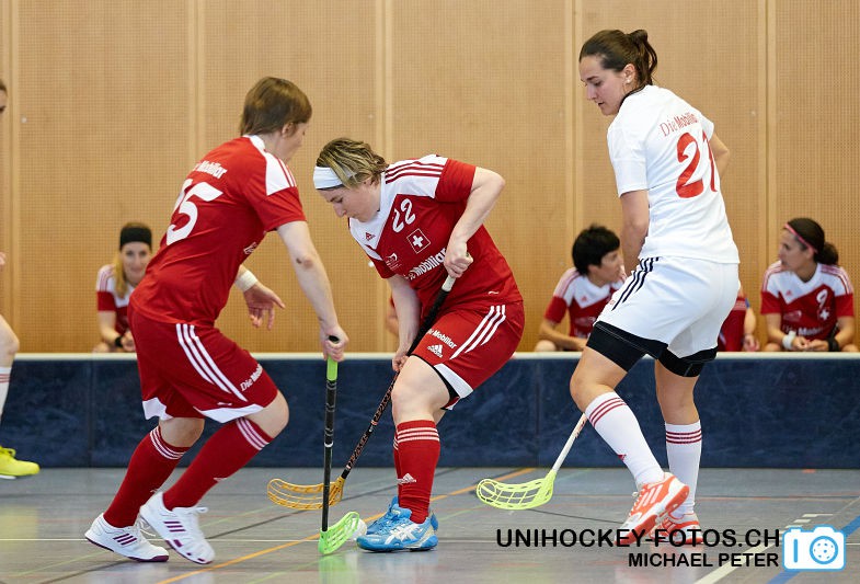 Testspiel zwischen den Damen A Nationalmannschaften Golden Girls - Damen A-Nati 
Resultat 6 : 3 am 16. Mai 2015 in der Sporthalle Ruebisbach in Kloten
Bild: Michael Peter