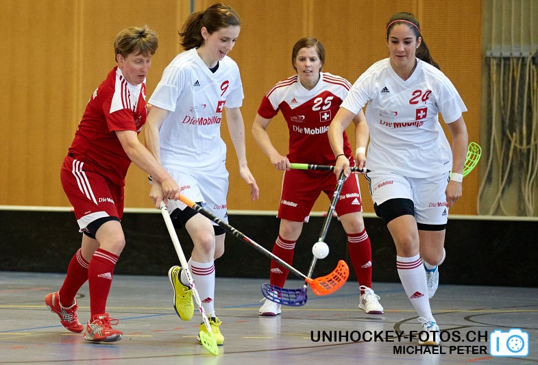 Testspiel zwischen den Damen A Nationalmannschaften Golden Girls - Damen A-Nati 
Resultat 6 : 3 am 16. Mai 2015 in der Sporthalle Ruebisbach in Kloten
Bild: Michael Peter