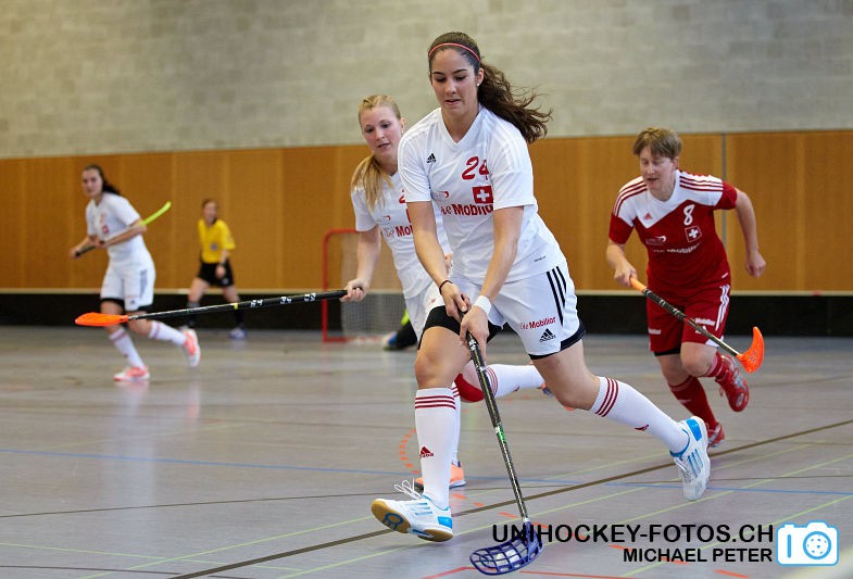 Testspiel zwischen den Damen A Nationalmannschaften Golden Girls - Damen A-Nati 
Resultat 6 : 3 am 16. Mai 2015 in der Sporthalle Ruebisbach in Kloten
Bild: Michael Peter