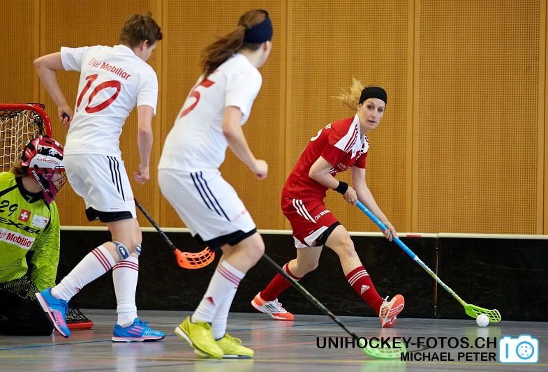 Testspiel zwischen den Damen A Nationalmannschaften Golden Girls - Damen A-Nati 
Resultat 6 : 3 am 16. Mai 2015 in der Sporthalle Ruebisbach in Kloten
Bild: Michael Peter