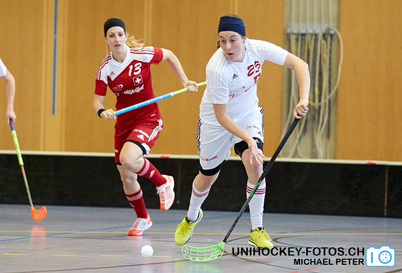 Testspiel zwischen den Damen A Nationalmannschaften Golden Girls - Damen A-Nati 
Resultat 6 : 3 am 16. Mai 2015 in der Sporthalle Ruebisbach in Kloten
Bild: Michael Peter