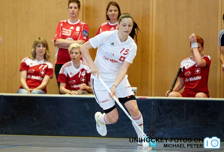 Testspiel zwischen den Damen A Nationalmannschaften Golden Girls - Damen A-Nati 
Resultat 6 : 3 am 16. Mai 2015 in der Sporthalle Ruebisbach in Kloten
Bild: Michael Peter