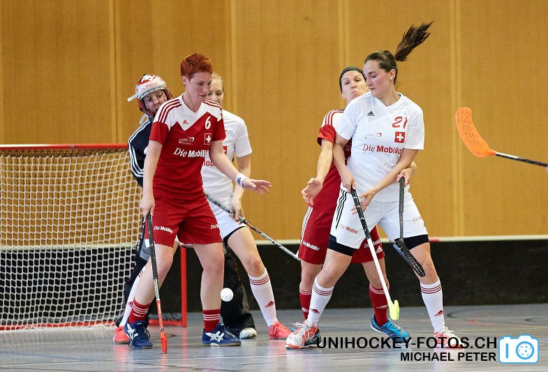 Testspiel zwischen den Damen A Nationalmannschaften Golden Girls - Damen A-Nati 
Resultat 6 : 3 am 16. Mai 2015 in der Sporthalle Ruebisbach in Kloten
Bild: Michael Peter