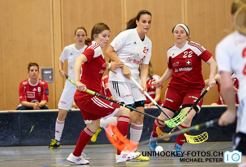 Testspiel zwischen den Damen A Nationalmannschaften Golden Girls - Damen A-Nati 
Resultat 6 : 3 am 16. Mai 2015 in der Sporthalle Ruebisbach in Kloten
Bild: Michael Peter