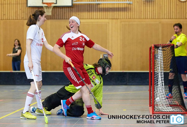 Testspiel zwischen den Damen A Nationalmannschaften Golden Girls - Damen A-Nati 
Resultat 6 : 3 am 16. Mai 2015 in der Sporthalle Ruebisbach in Kloten
Bild: Michael Peter