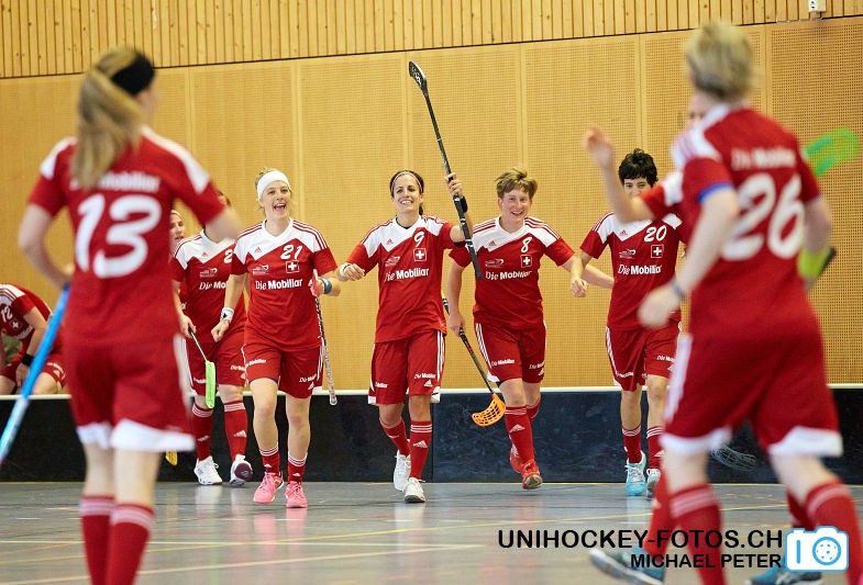 Testspiel zwischen den Damen A Nationalmannschaften Golden Girls - Damen A-Nati 
Resultat 6 : 3 am 16. Mai 2015 in der Sporthalle Ruebisbach in Kloten
Bild: Michael Peter