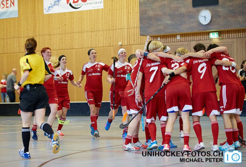 Testspiel zwischen den Damen A Nationalmannschaften Golden Girls - Damen A-Nati 
Resultat 6 : 3 am 16. Mai 2015 in der Sporthalle Ruebisbach in Kloten
Bild: Michael Peter