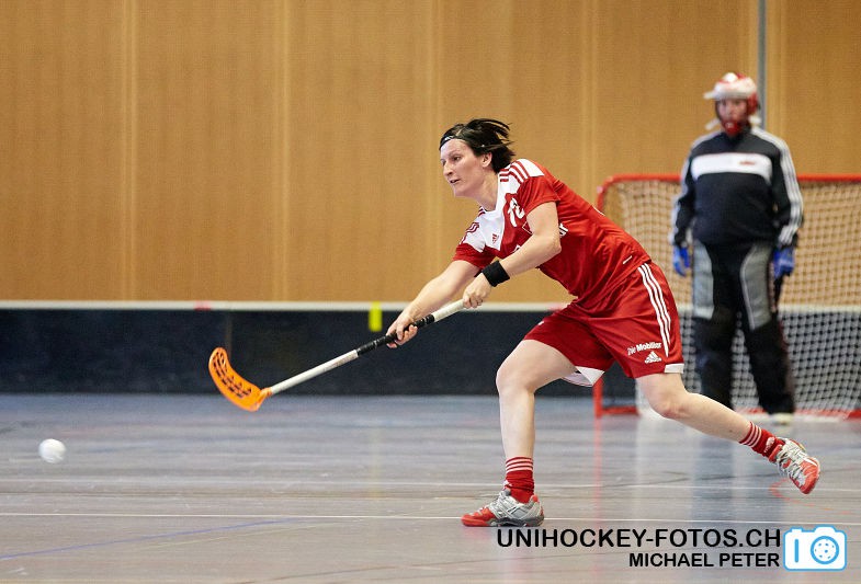 Testspiel zwischen den Damen A Nationalmannschaften Golden Girls - Damen A-Nati 
Resultat 6 : 3 am 16. Mai 2015 in der Sporthalle Ruebisbach in Kloten
Bild: Michael Peter