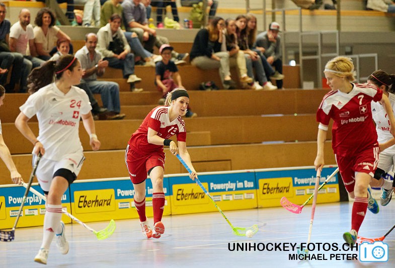 Testspiel zwischen den Damen A Nationalmannschaften Golden Girls - Damen A-Nati 
Resultat 6 : 3 am 16. Mai 2015 in der Sporthalle Ruebisbach in Kloten
Bild: Michael Peter