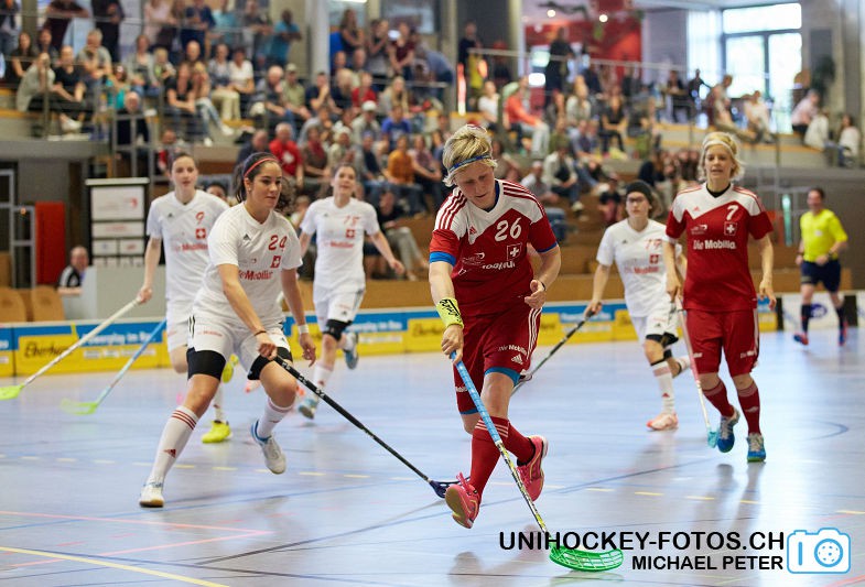 Testspiel zwischen den Damen A Nationalmannschaften Golden Girls - Damen A-Nati 
Resultat 6 : 3 am 16. Mai 2015 in der Sporthalle Ruebisbach in Kloten
Bild: Michael Peter