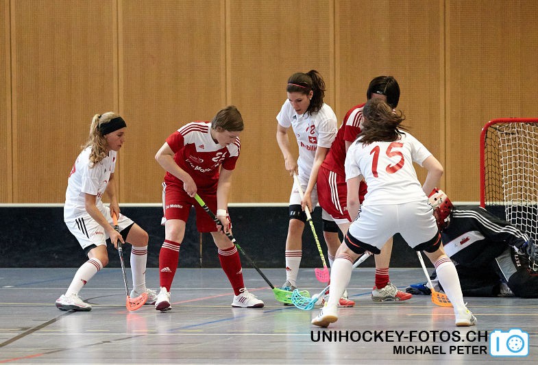 Testspiel zwischen den Damen A Nationalmannschaften Golden Girls - Damen A-Nati 
Resultat 6 : 3 am 16. Mai 2015 in der Sporthalle Ruebisbach in Kloten
Bild: Michael Peter