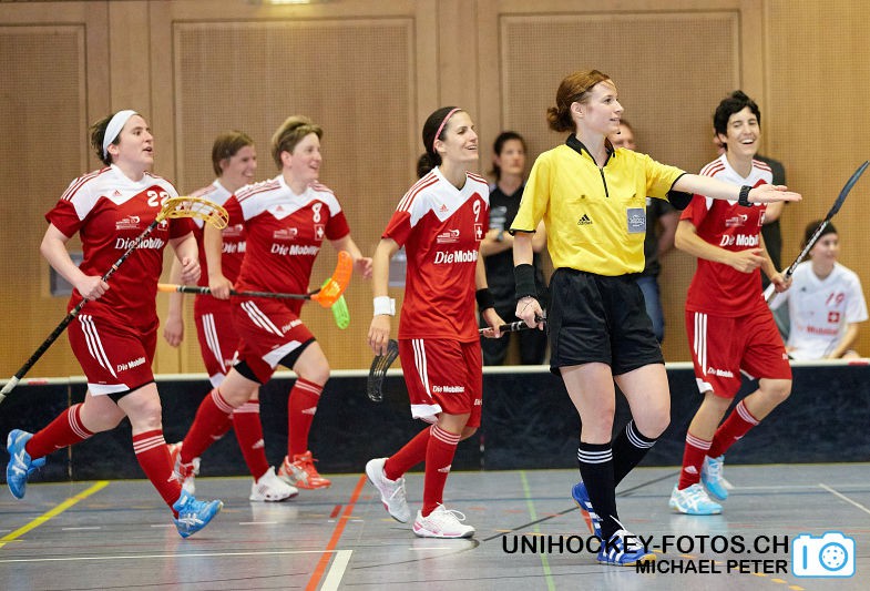 Testspiel zwischen den Damen A Nationalmannschaften Golden Girls - Damen A-Nati 
Resultat 6 : 3 am 16. Mai 2015 in der Sporthalle Ruebisbach in Kloten
Bild: Michael Peter