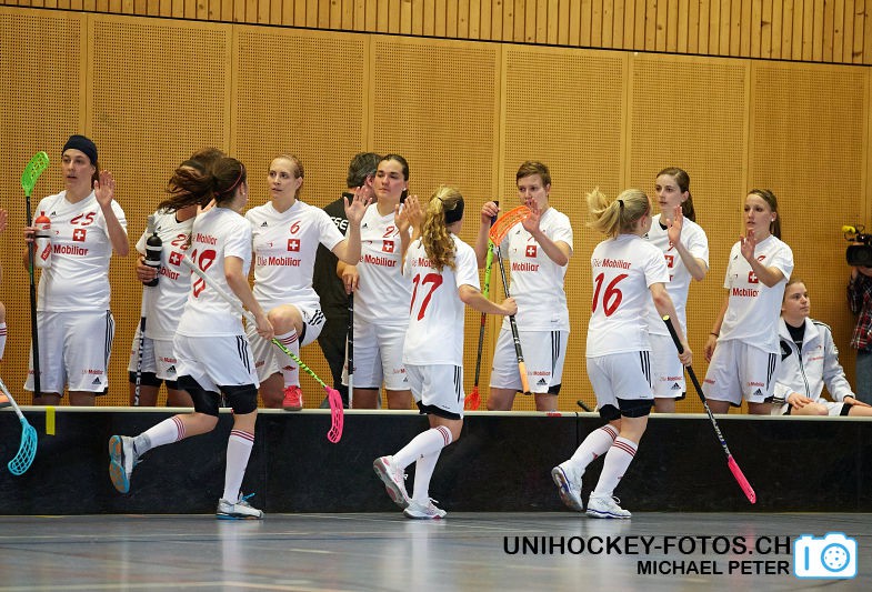 Testspiel zwischen den Damen A Nationalmannschaften Golden Girls - Damen A-Nati 
Resultat 6 : 3 am 16. Mai 2015 in der Sporthalle Ruebisbach in Kloten
Bild: Michael Peter