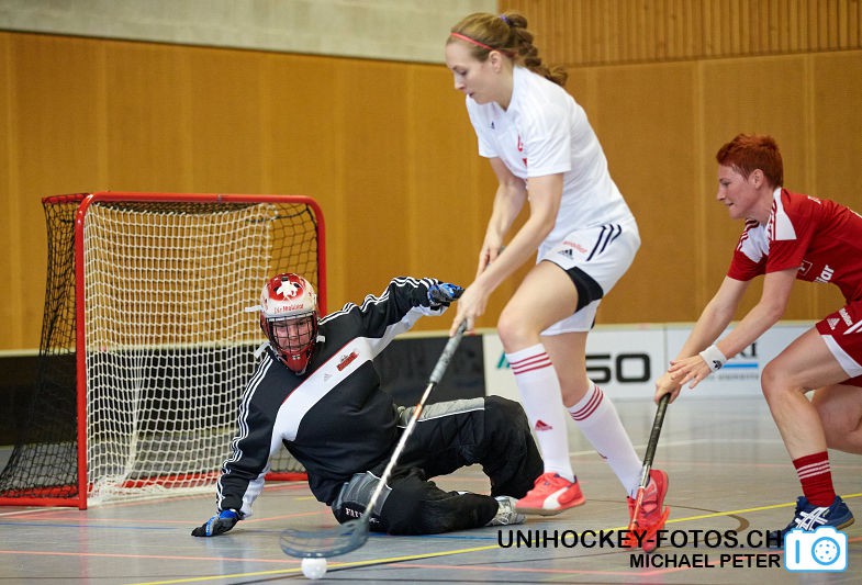 Testspiel zwischen den Damen A Nationalmannschaften Golden Girls - Damen A-Nati 
Resultat 6 : 3 am 16. Mai 2015 in der Sporthalle Ruebisbach in Kloten
Bild: Michael Peter