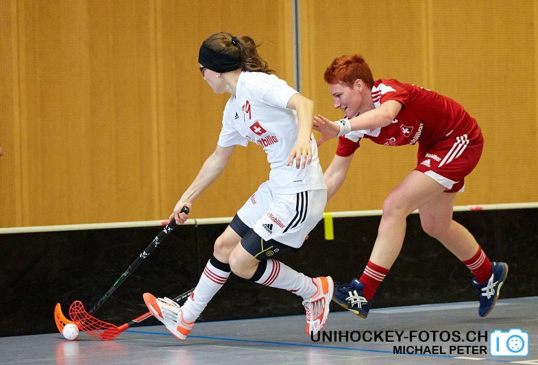 Testspiel zwischen den Damen A Nationalmannschaften Golden Girls - Damen A-Nati 
Resultat 6 : 3 am 16. Mai 2015 in der Sporthalle Ruebisbach in Kloten
Bild: Michael Peter