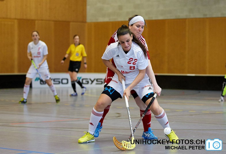 Testspiel zwischen den Damen A Nationalmannschaften Golden Girls - Damen A-Nati 
Resultat 6 : 3 am 16. Mai 2015 in der Sporthalle Ruebisbach in Kloten
Bild: Michael Peter