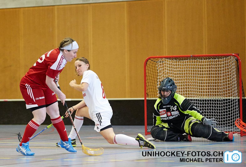 Testspiel zwischen den Damen A Nationalmannschaften Golden Girls - Damen A-Nati 
Resultat 6 : 3 am 16. Mai 2015 in der Sporthalle Ruebisbach in Kloten
Bild: Michael Peter