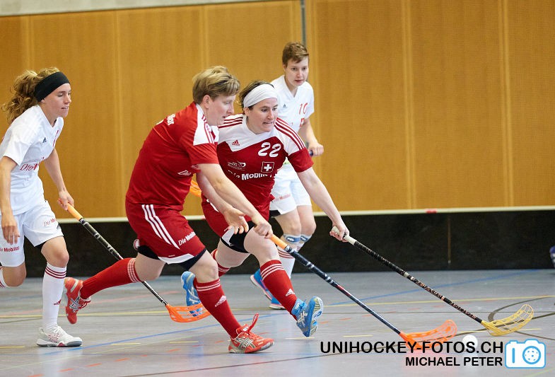 Testspiel zwischen den Damen A Nationalmannschaften Golden Girls - Damen A-Nati 
Resultat 6 : 3 am 16. Mai 2015 in der Sporthalle Ruebisbach in Kloten
Bild: Michael Peter