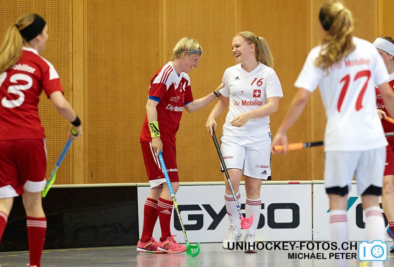 Testspiel zwischen den Damen A Nationalmannschaften Golden Girls - Damen A-Nati 
Resultat 6 : 3 am 16. Mai 2015 in der Sporthalle Ruebisbach in Kloten
Bild: Michael Peter