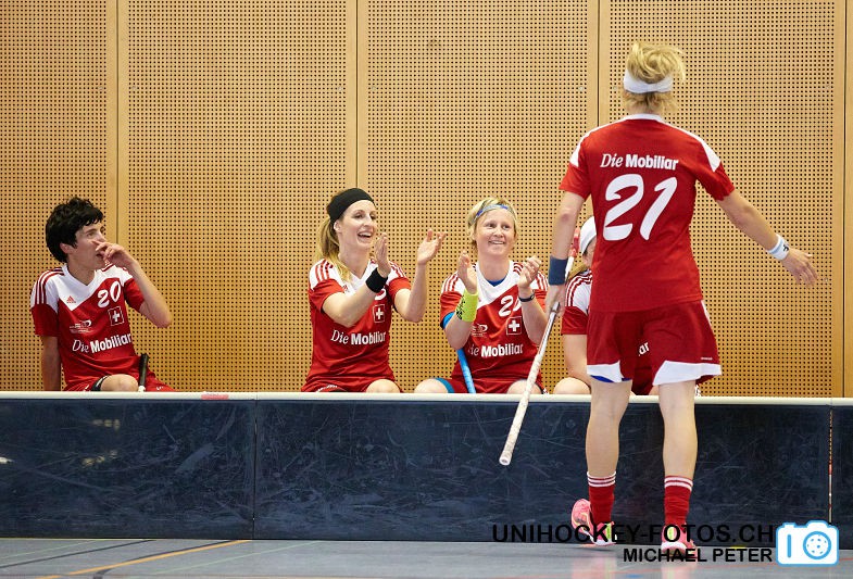 Testspiel zwischen den Damen A Nationalmannschaften Golden Girls - Damen A-Nati 
Resultat 6 : 3 am 16. Mai 2015 in der Sporthalle Ruebisbach in Kloten
Bild: Michael Peter