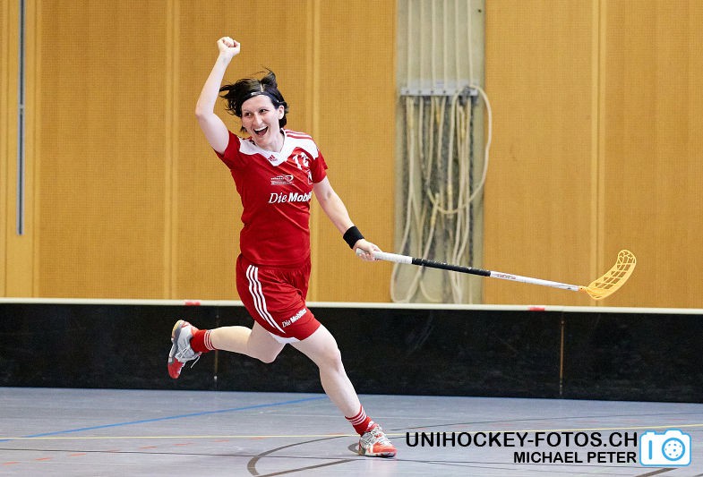 Testspiel zwischen den Damen A Nationalmannschaften Golden Girls - Damen A-Nati 
Resultat 6 : 3 am 16. Mai 2015 in der Sporthalle Ruebisbach in Kloten
Bild: Michael Peter