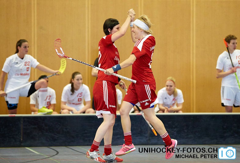 Testspiel zwischen den Damen A Nationalmannschaften Golden Girls - Damen A-Nati 
Resultat 6 : 3 am 16. Mai 2015 in der Sporthalle Ruebisbach in Kloten
Bild: Michael Peter