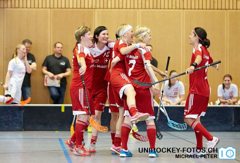 Testspiel zwischen den Damen A Nationalmannschaften Golden Girls - Damen A-Nati 
Resultat 6 : 3 am 16. Mai 2015 in der Sporthalle Ruebisbach in Kloten
Bild: Michael Peter
