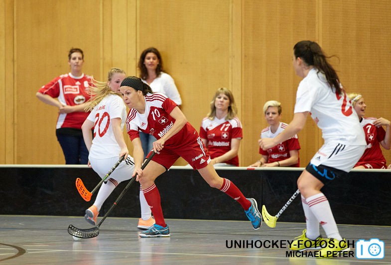Testspiel zwischen den Damen A Nationalmannschaften Golden Girls - Damen A-Nati 
Resultat 6 : 3 am 16. Mai 2015 in der Sporthalle Ruebisbach in Kloten
Bild: Michael Peter