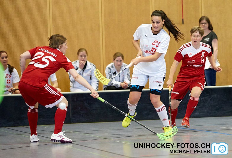 Testspiel zwischen den Damen A Nationalmannschaften Golden Girls - Damen A-Nati 
Resultat 6 : 3 am 16. Mai 2015 in der Sporthalle Ruebisbach in Kloten
Bild: Michael Peter