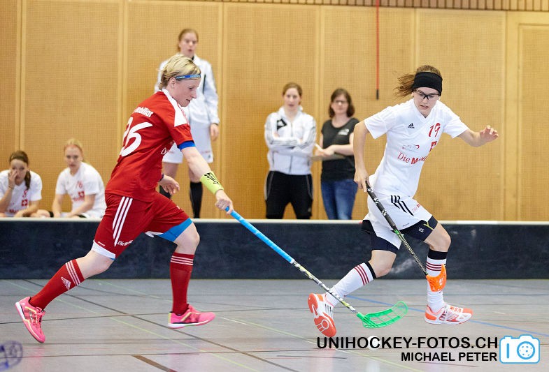 Testspiel zwischen den Damen A Nationalmannschaften Golden Girls - Damen A-Nati 
Resultat 6 : 3 am 16. Mai 2015 in der Sporthalle Ruebisbach in Kloten
Bild: Michael Peter