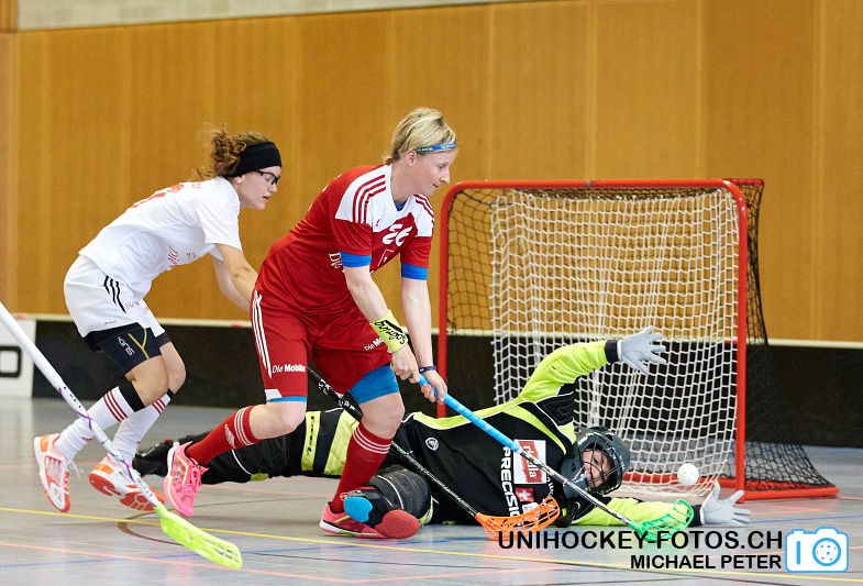 Testspiel zwischen den Damen A Nationalmannschaften Golden Girls - Damen A-Nati 
Resultat 6 : 3 am 16. Mai 2015 in der Sporthalle Ruebisbach in Kloten
Bild: Michael Peter