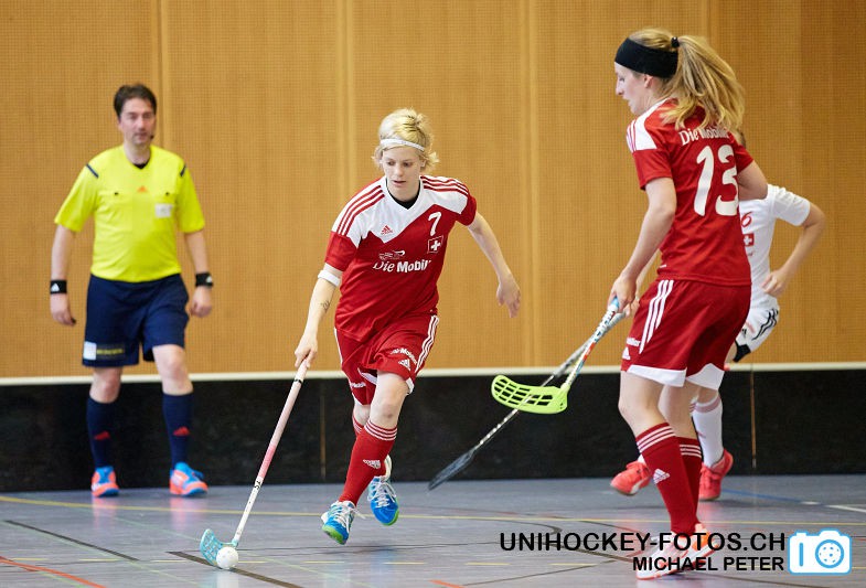 Testspiel zwischen den Damen A Nationalmannschaften Golden Girls - Damen A-Nati 
Resultat 6 : 3 am 16. Mai 2015 in der Sporthalle Ruebisbach in Kloten
Bild: Michael Peter