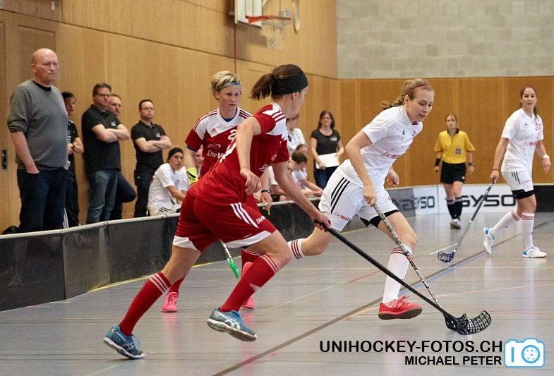 Testspiel zwischen den Damen A Nationalmannschaften Golden Girls - Damen A-Nati 
Resultat 6 : 3 am 16. Mai 2015 in der Sporthalle Ruebisbach in Kloten
Bild: Michael Peter